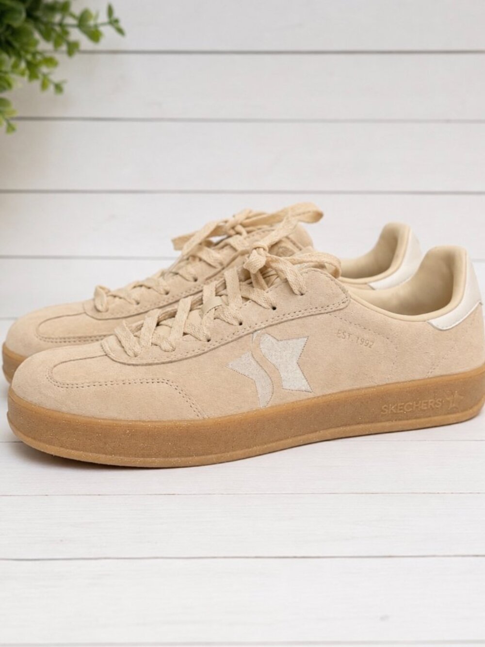 Skechers 185421 Women’s 9.5 Natural Suede Court Sneakers Speckled Gum Sole New